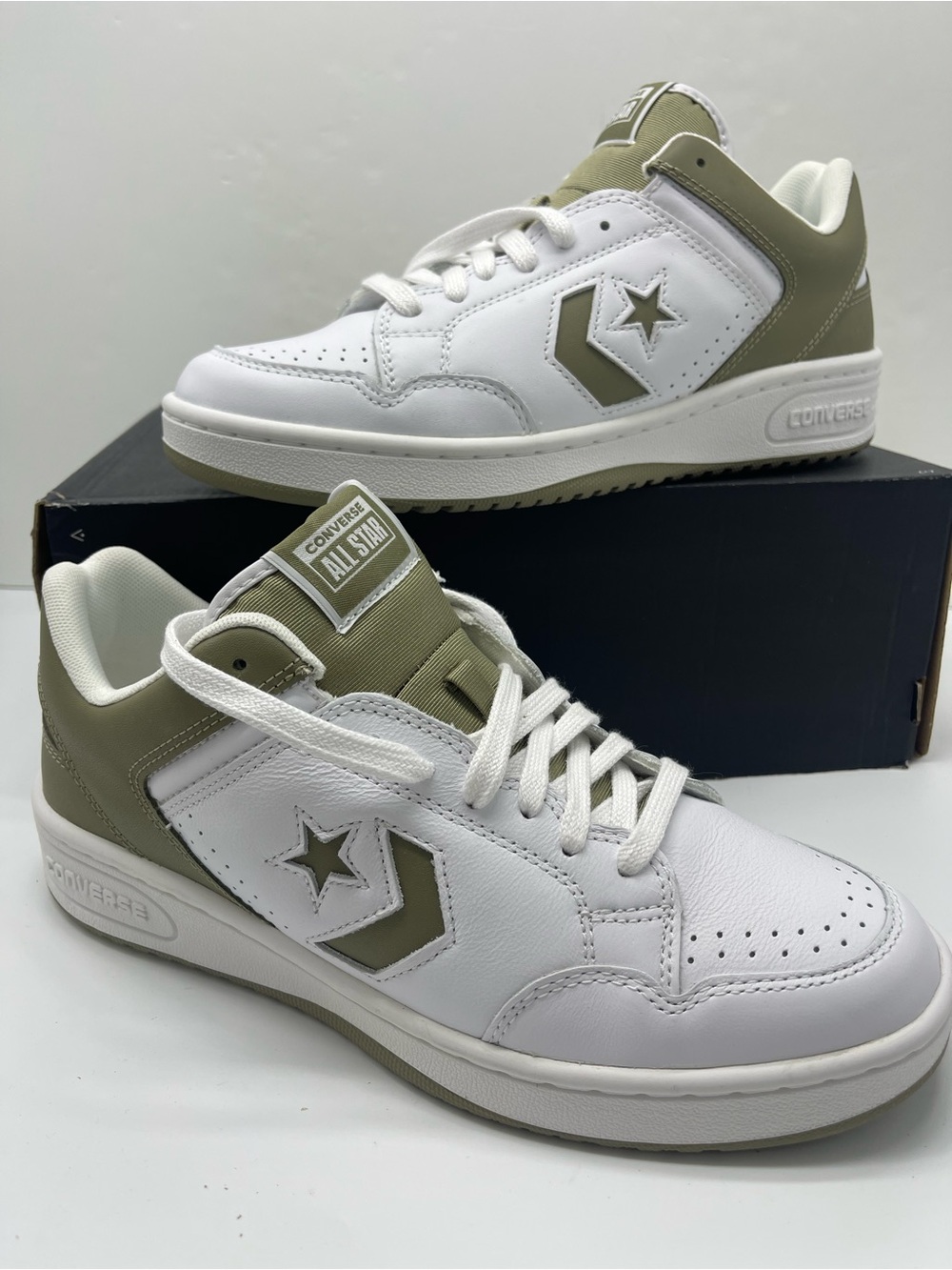 Converse •WMN Sz 10 A11092C WEAPON OX
WHITE/MOSSY SLOTH/WHITE Athletic Sneaker